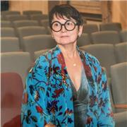 Laureata in Storia dell’arte e Restauratrice di opere d’arte, amo condividere il mio amore per l’arte. Insegno da tanti anni.